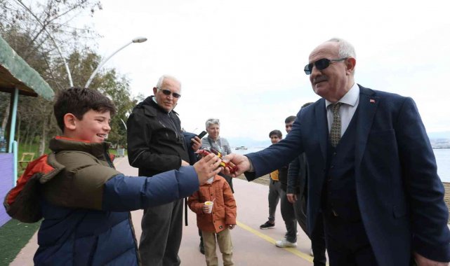Başkan Aygün, sahilde güneşlenen vatandaşlarla bir araya geldi