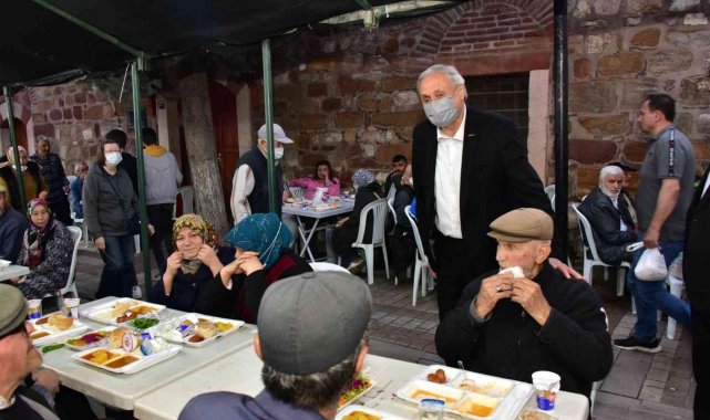 Başkan Bakkalcıoğlu ve eski Devlet Bakanı Şeker, oruçlarını belediye iftar çadırında açtı