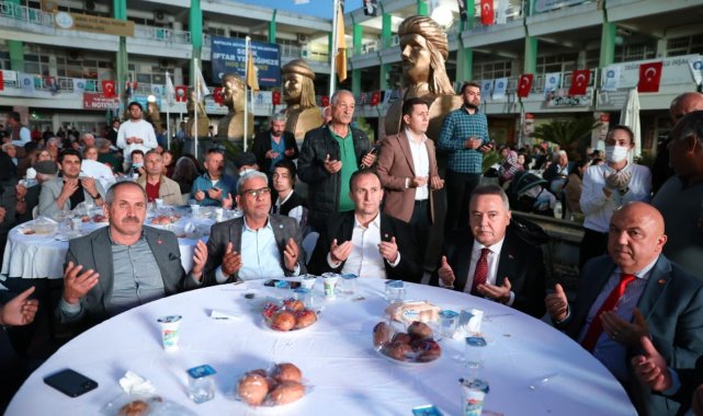 Başkan Böcek Serik&#039;te STK, muhtar ve vatandaşlarla buluşup iftar yaptı