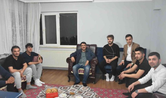 Başkan Çelik sahurda öğrenci evine misafir oldu
