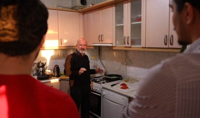 Başkan Çolakbayrakdar öğrenci evinde yağlama yaptı