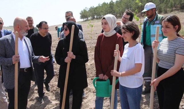 Başkan Çolakbayrakdar, üniversite öğrencileriyle Vuslat Ormanına fidan dikti