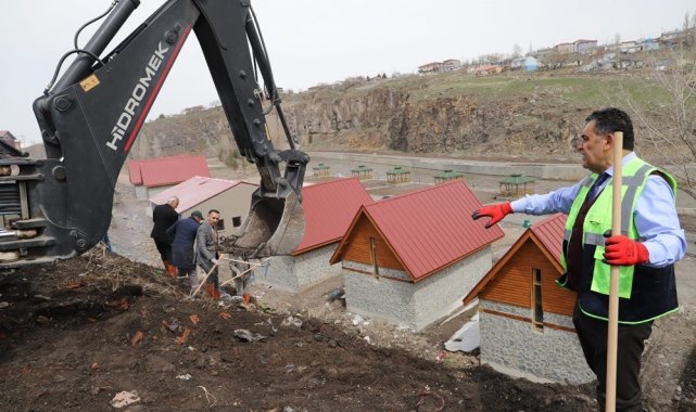 Başkan Demir, ekibiyle beraber sahaya indi