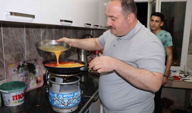 Başkan Ekinci'den öğrenci evinde menemen pişirdi