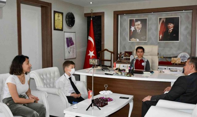 Başkan Erol koltuğunu çocuklara bıraktı