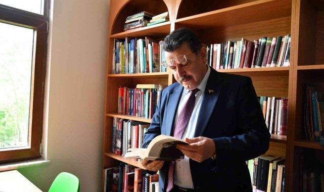 Başkan Genç, Akyazı Kütüphanesinde incelemelerde bulundu