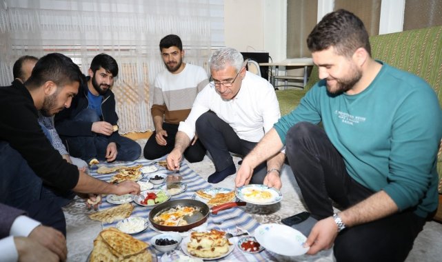 Başkan Güder, sahurda öğrenci evine misafir oldu