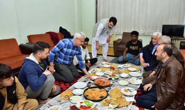 Başkan Güder yabancı uyruklu öğrencilerle sahur yaptı
