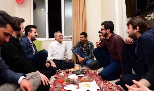 Başkan Güngör, gençlerle sahur yaptı