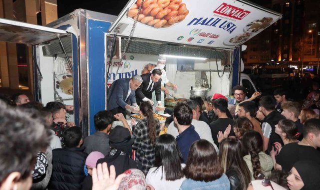 Başkan Işık, halka lokma dağıttı