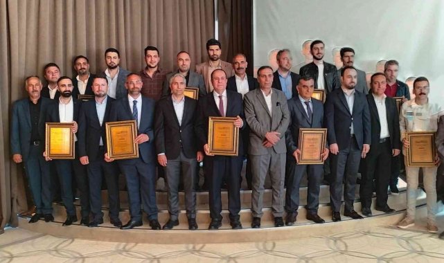 Başkan Kandaşoğlu'ndan başarılı ekibine teşekkür plaketi