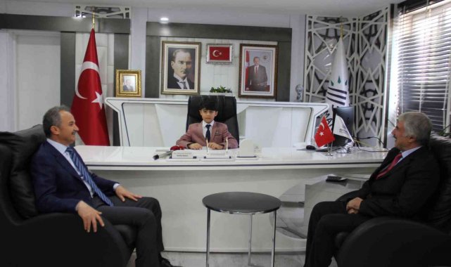 Başkan Kılınç koltuğunu çocuk başkana bıraktı