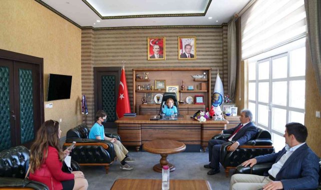 Başkan koltuğuna oturan çocuklar yatırımları konuştu