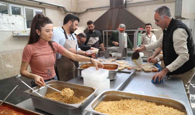 Başkan Kuş 1050 aileye yemek yapmak için mutfağa girdi