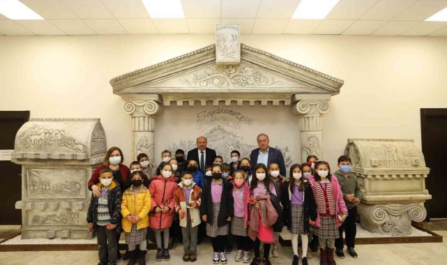 Başkan Otgöz, "23 Nisan tüm dünya çocuklarını kucaklayan eşsiz bir bayram"