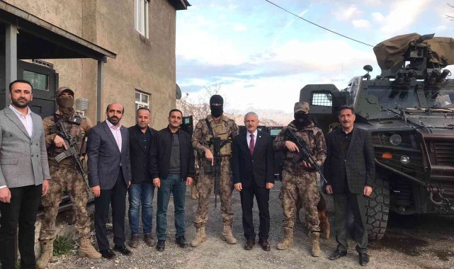 Başkan Özbek, polis noktasında iftarını açtı