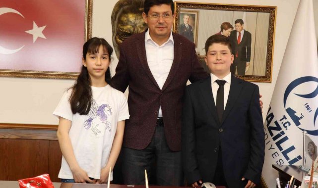 Başkan Özcan makam koltuğunu çocuklara devretti