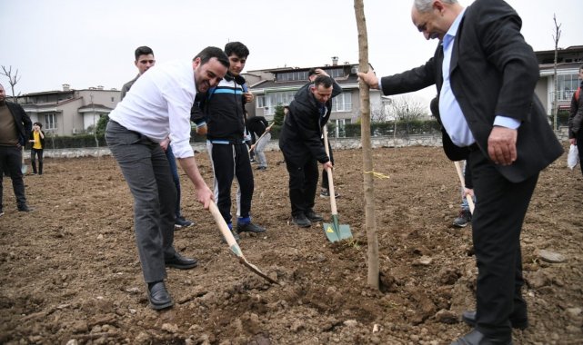 Başkan Özlü öğrencilerle birlikte fidan dikti