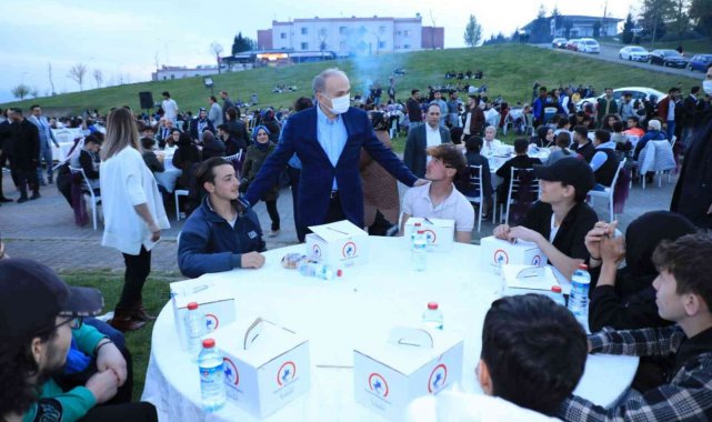 Başkan Özlü yüzlerce gençle iftarda bir araya geldi