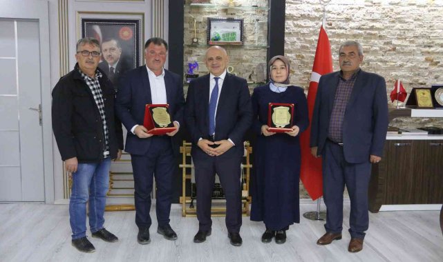 Başkan Öztürk&#039;ten encümen üyelerine teşekkür plaketi