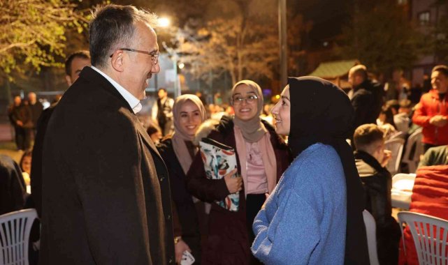 Başkan Savran gençlerle sahurda buluştu