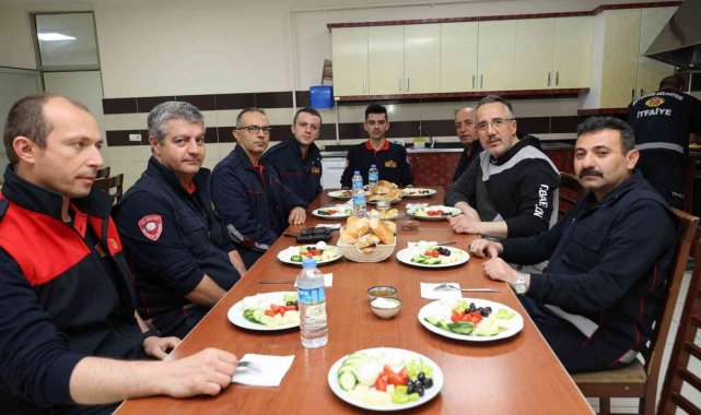 Başkan Savran itfaiyecilerle sahurda buluştu