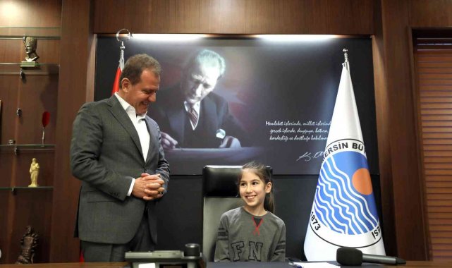 Başkan Seçer, koltuğunu 4'üncü sınıf öğrencisi Esma'ya bıraktı