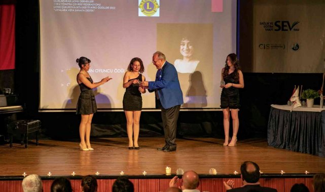 Başkan Seçer'e 'yılın sanat öncüsü' ödülü