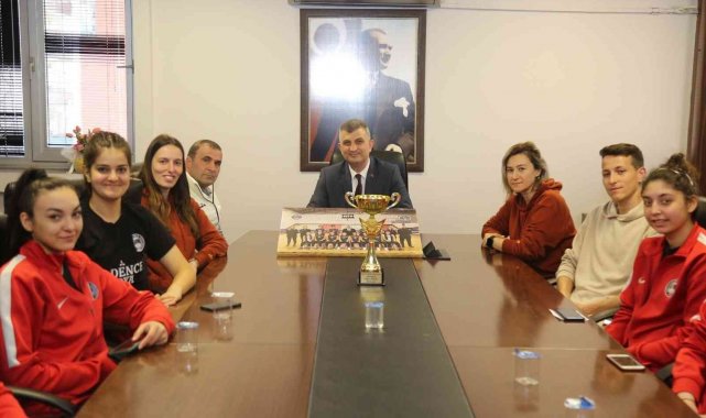 Başkan Sezer şampiyon kızlara başarılar diledi