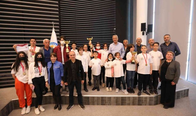 Başkan Tarhan, Mezitli&#039;nin başarılı sporcularıyla buluştu