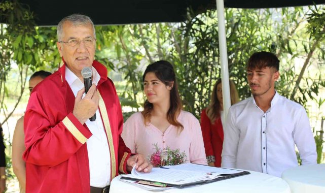Başkan Tarhan, toplu nikah töreninde 11 çiftin nikahını kıydı