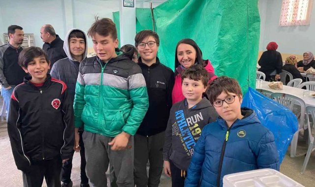 Başkan Tekin çocuklarla yemek alma sırasına girdi