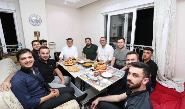 Başkan Tütüncü, öğrenci sahur konuğu oldu