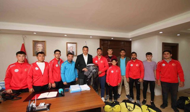 Başkan Ulutaş'tan güreşçilere kispet