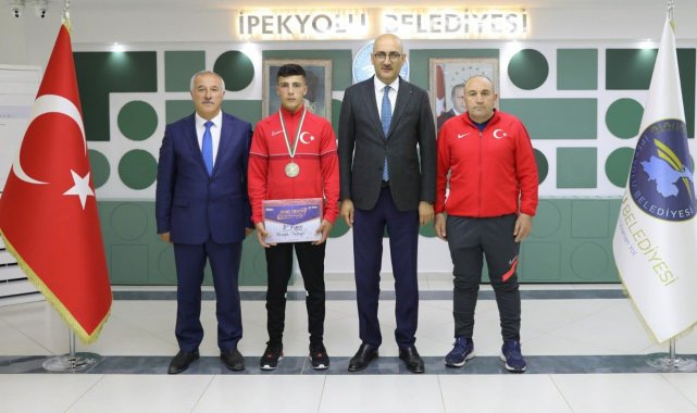 Başkan Vekili Aydın başarılı sporcuyu ödüllendirdi