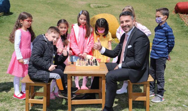 Başkan Yüzügüllü çocuklarla satranç etkinliğinde buluştu