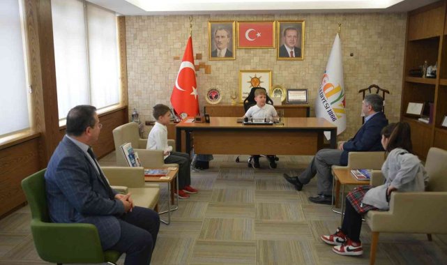 Başkanlık koltuğuna Dayınlar İlkokulu öğrencileri oturdu