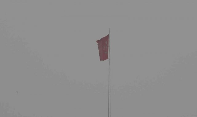 Başkent'te fırtınadan zarar gören Türk bayrağı yenisiyle değiştirilmek için gönderden indirildi