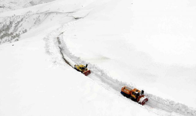 Batıda bahar, Muş'ta 8 metrelik karla mücadele