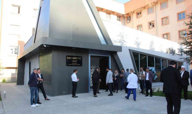 Batman&#039;da hastane bahçesinde yapımı tamamlanan cami hizmete açıldı