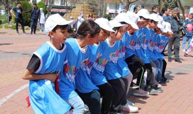 Batman'da otizmli birey vali ve kurum müdürlerine plaket takdim etti