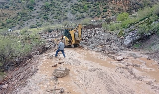 Batman'da sel ve heyelan köy yollarını ulaşıma kapattı