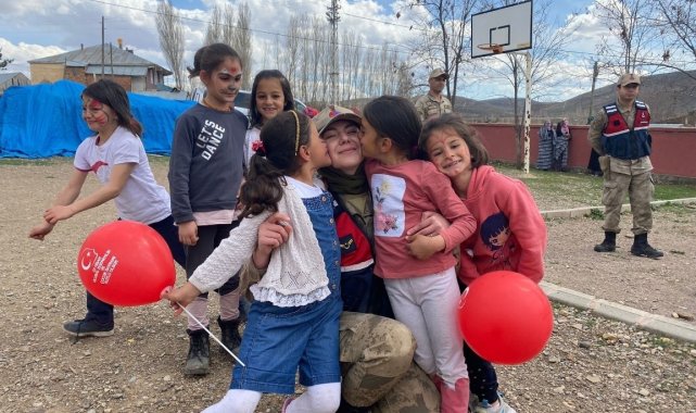 Bayburt jandarması çocukları sevindirdi