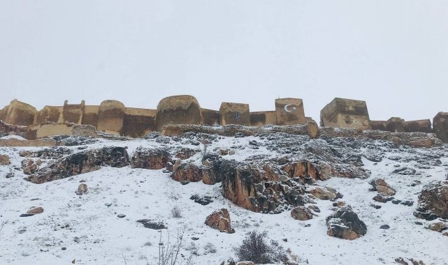 Bayburt'ta kar yağışı etkili oluyor