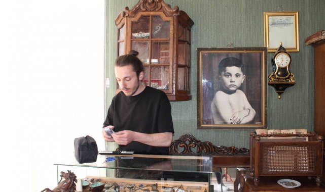 Bayburt&#039;taki antikacıdaki 2 asrı aşkın tarihi saatlere, eşyalara yoğun ilgi