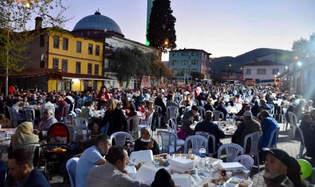 Bayırköy'da 2 bin kişi aynı iftar sofrasında buluştu