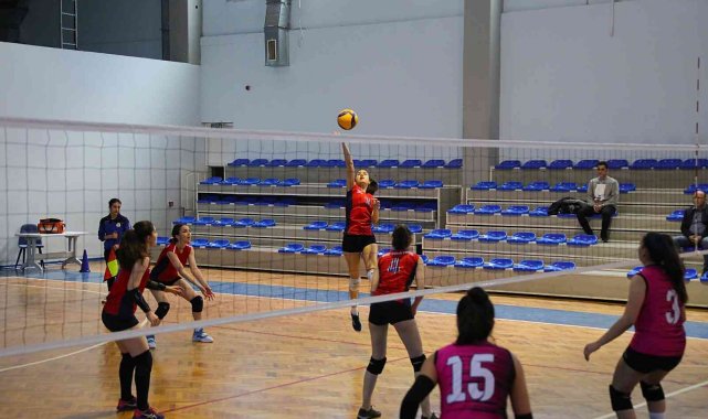 Bayraklı&#039;da 23 Nisan coşkusu sporla başladı