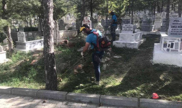 Bayram öncesi mezarlıklar bakıma alındı