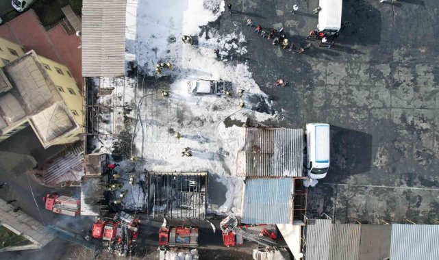 Bayrampaşa'da sanayi sitesinde yangın: 250 güvercin telef oldu, 1 araç küle döndü