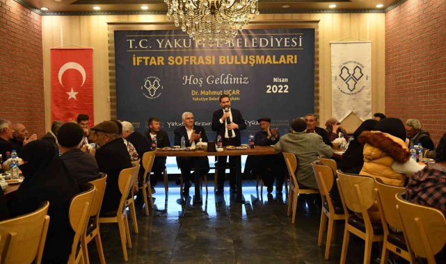 Belediye Başkanı ayakkabı boyacılarıyla iftar yaptı